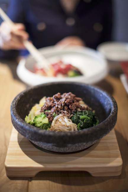 Bibimbap plato coreano con arroz - foto de stock