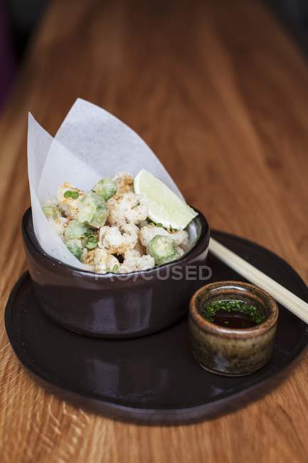 Okra pods and squid tempura — Stock Photo