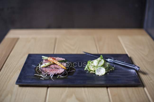 Koreanisches Rindfleisch mit Salat — Stockfoto