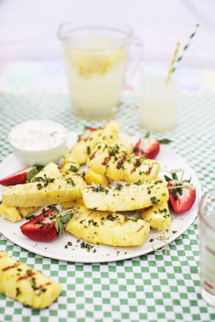 Ananas alla griglia con fragole — Foto stock
