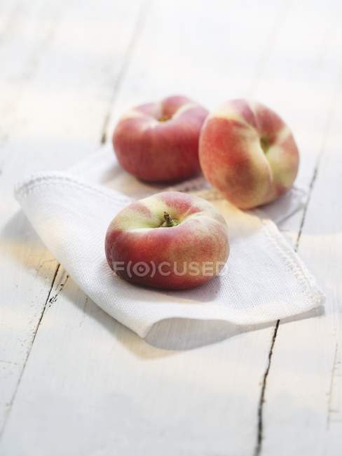 Vineyard peaches on fabric — Stock Photo