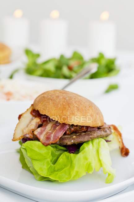 Гамбургер с беконом и салатом — стоковое фото