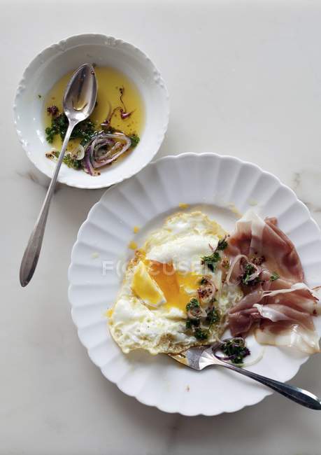 Fried egg with ham — Stock Photo