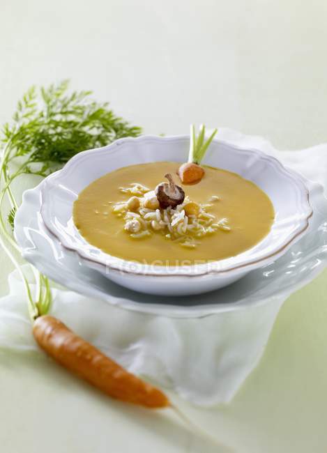 Веганский морковный суп с рисом — стоковое фото