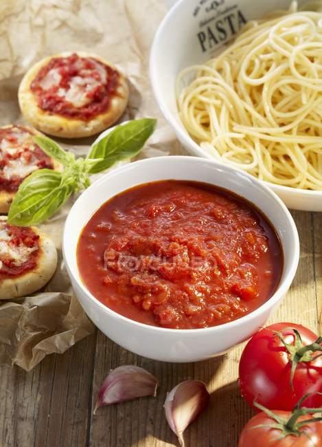 Томатный соус и миска спагетти — стоковое фото