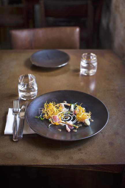 Підвищений вид на мариновану рибу на столі ресторану — стокове фото