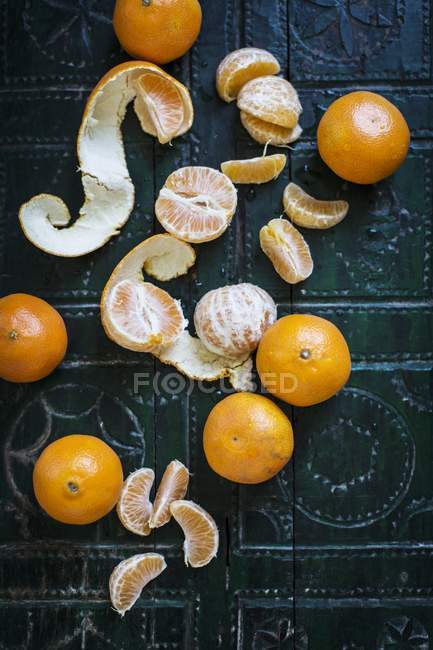 Ganze und geschälte Clementinen — Stockfoto
