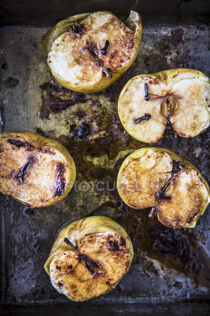 Pommes cuites au four avec clous de girofle — Photo de stock