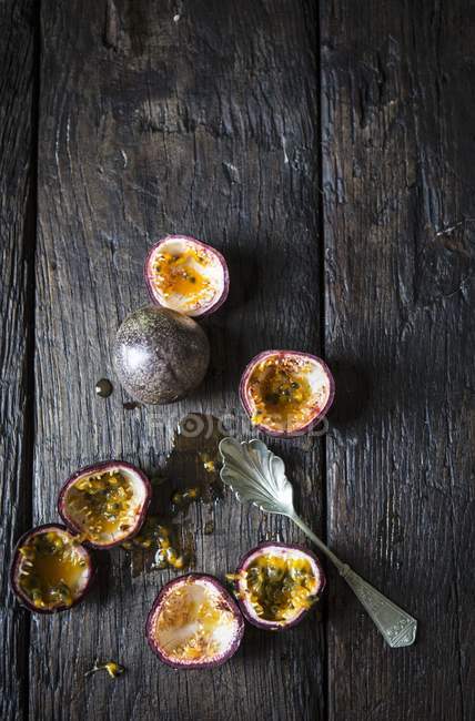Halved hollowed out passion fruits — Stock Photo