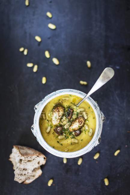 Бобовый суп с капустой — стоковое фото