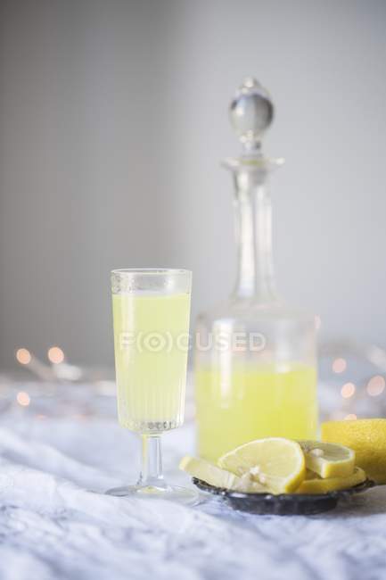 Лимонный коктейль в стакане — стоковое фото