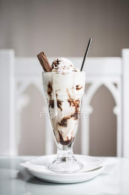 Ice cream sundae with chocolate sauce — Stock Photo