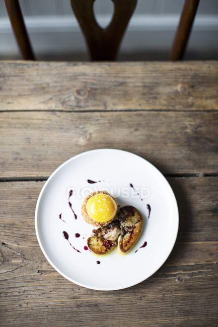 Vista superior de Foie Gras com torta de maçã e um ovo de pato — Fotografia de Stock
