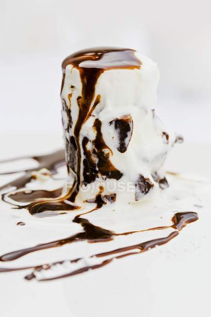 Derretir yogur y chocolate - foto de stock