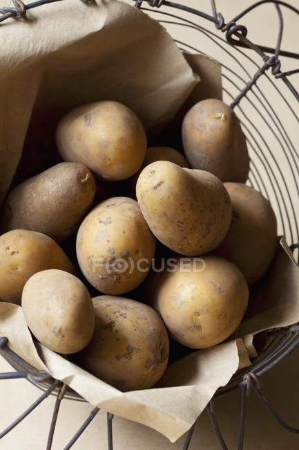 Kartoffeln im Drahtkorb — Stockfoto