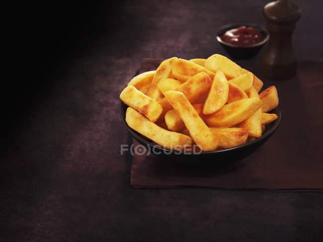 Bowl of thick-cut chips — Stock Photo