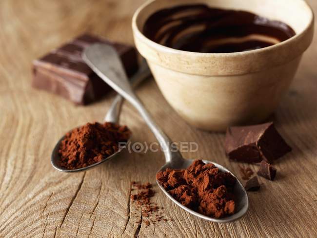 Cacao en polvo sobre cucharas - foto de stock