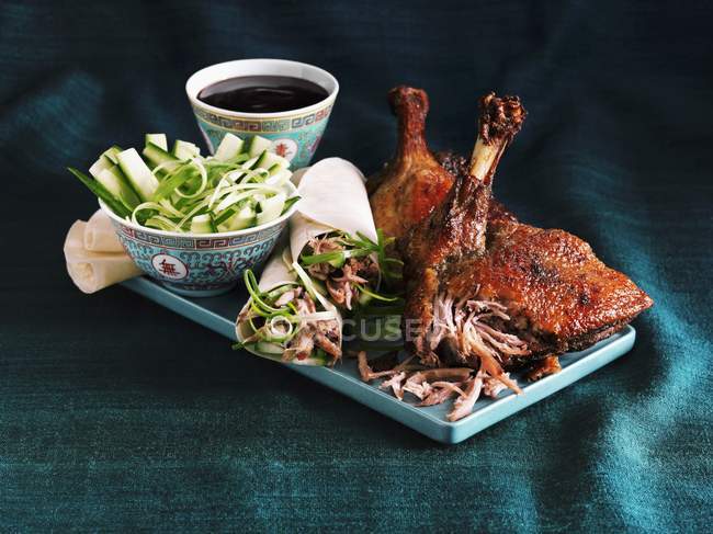 Хрустящая пекинская утка с огуречным салатом — стоковое фото