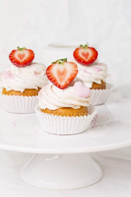 Erdbeer-Cupcakes am Kuchenstand — Stockfoto