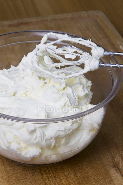 Nahaufnahme von geschlagener Puderzucker und Butter in Glasschüssel — Stockfoto