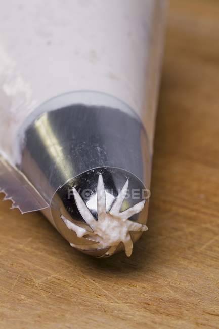 Vista close-up de um saco de tubulação preenchido com creme de morango — Fotografia de Stock