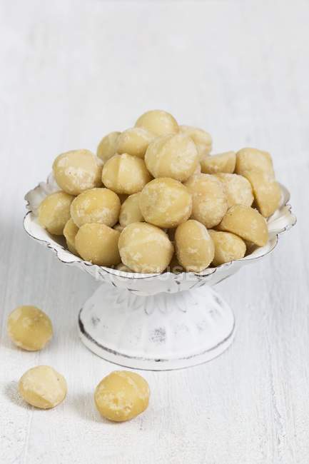 Cuenco de nueces de macadamia - foto de stock