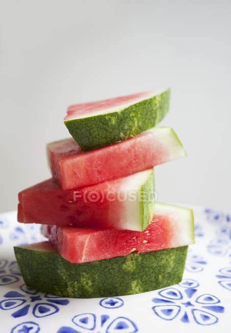 Gestapelte Wassermelonenkeile — Stockfoto