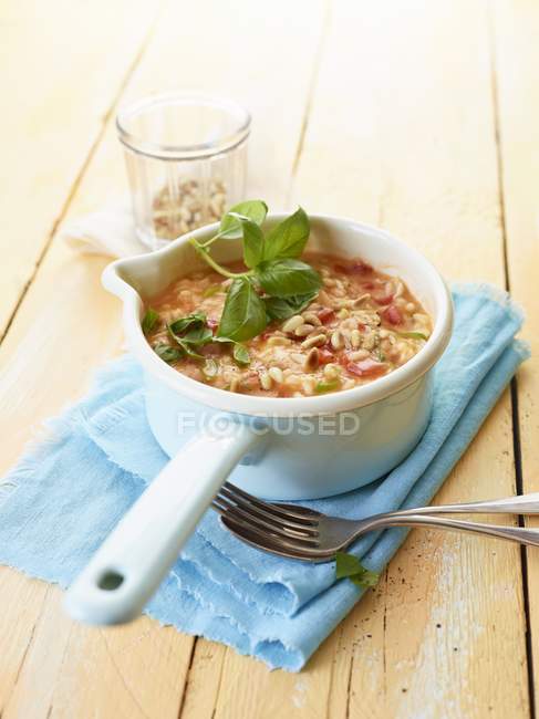 Risotto de tomate arroz con piñones - foto de stock