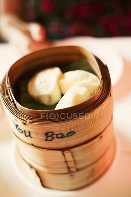 Closeup view of steamed Japanese dumplings in bamboo steamer — Stock Photo