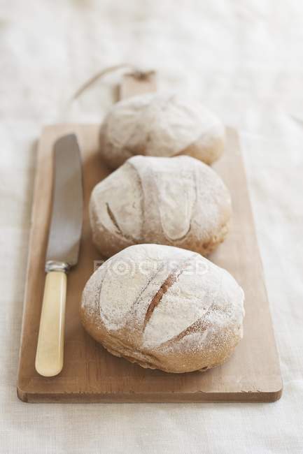 Hausgemachtes Brot an Bord — Stockfoto