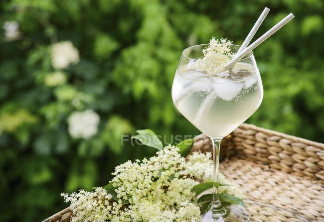 Cocktail su vassoio di sughero — Foto stock