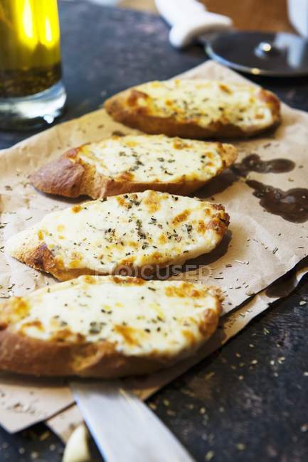 Formaggio su pane tostato su carta — Foto stock