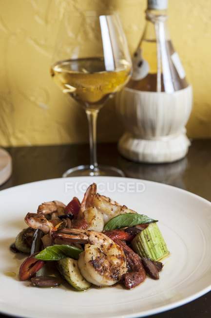 Скампі з овочами та базиліком з білим вином — стокове фото