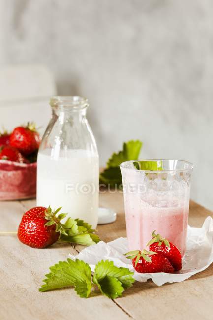Strawberry and buttermilk smoothie — Stock Photo