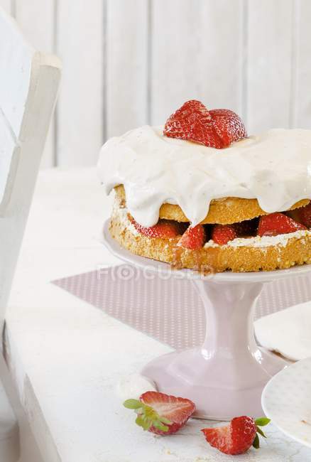 Strawberry and meringue cake with mascarpone — Stock Photo