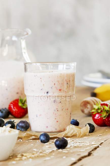 Berry smoothie with oats — Stock Photo