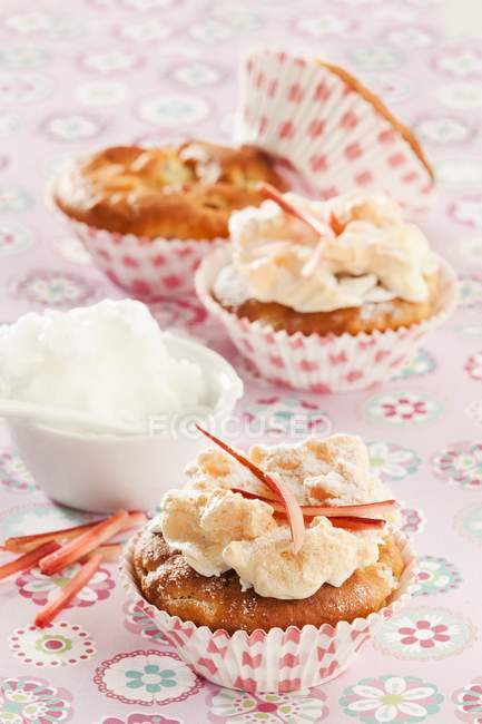 Cupcakes rhubarbe-meringue — Photo de stock