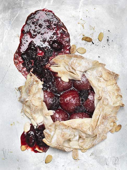 Сливовий пиріг з нарізаним мигдалем — стокове фото