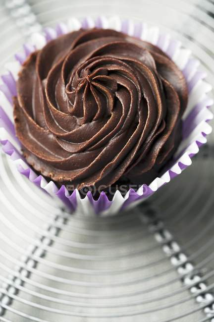 Schokolade Ganache Cupcake auf Rack — Stockfoto