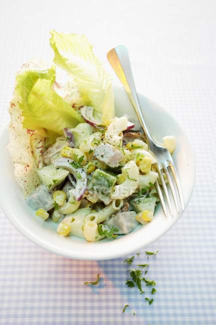 Салат из овощей с индейкой и макаронами — стоковое фото