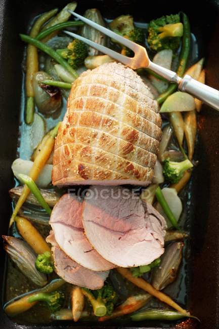 Жареная свиная рулет с овощами — стоковое фото
