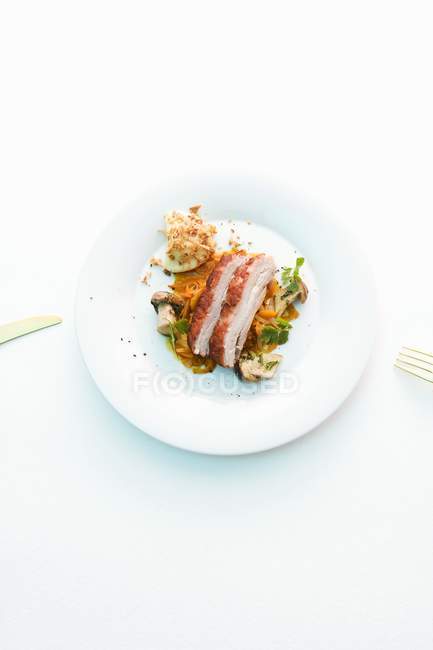Porc rôti en tranches sur salade de légumes — Photo de stock