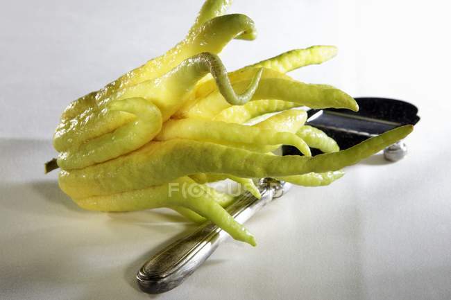 Vista close-up de Budas fruta mão com cortador — Fotografia de Stock