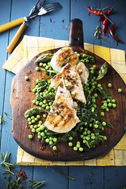 Grilled chicken breast with peas — Stock Photo