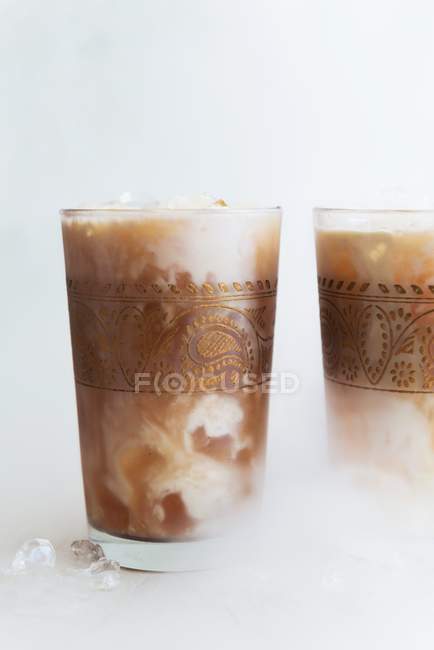 Nahaufnahme von Eis-Chai-Latte in zwei Gläsern — Stockfoto