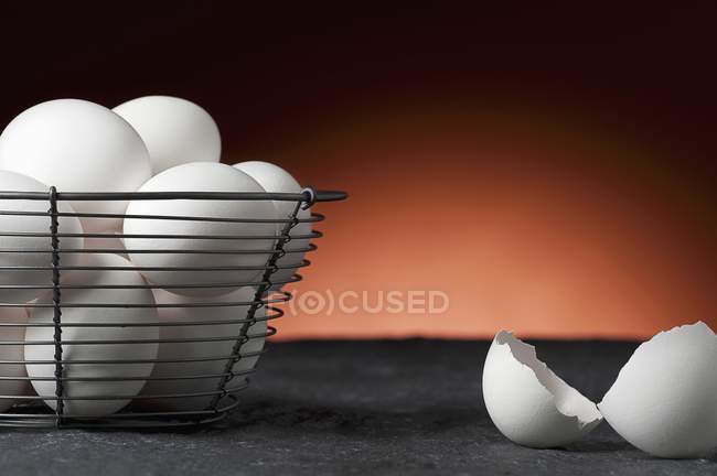 Ovos brancos em cesta de arame — Fotografia de Stock