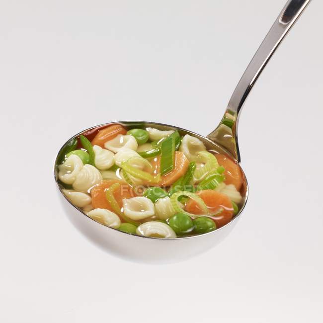 Мінестроновий суп з макаронами ноккі — стокове фото