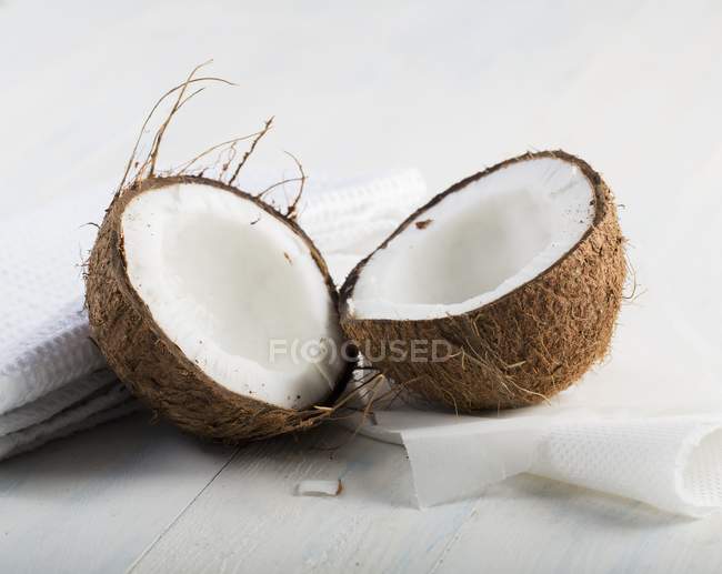 Coco fresco cortado a la mitad - foto de stock