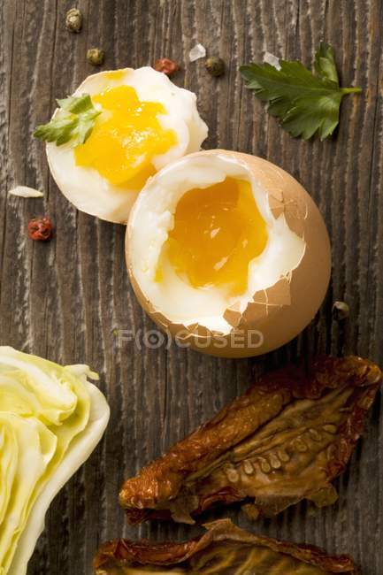 Частково з'їдене м'яке варене яйце — стокове фото