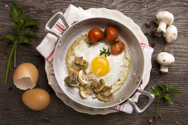 Uovo fritto con funghi e pomodori — Foto stock